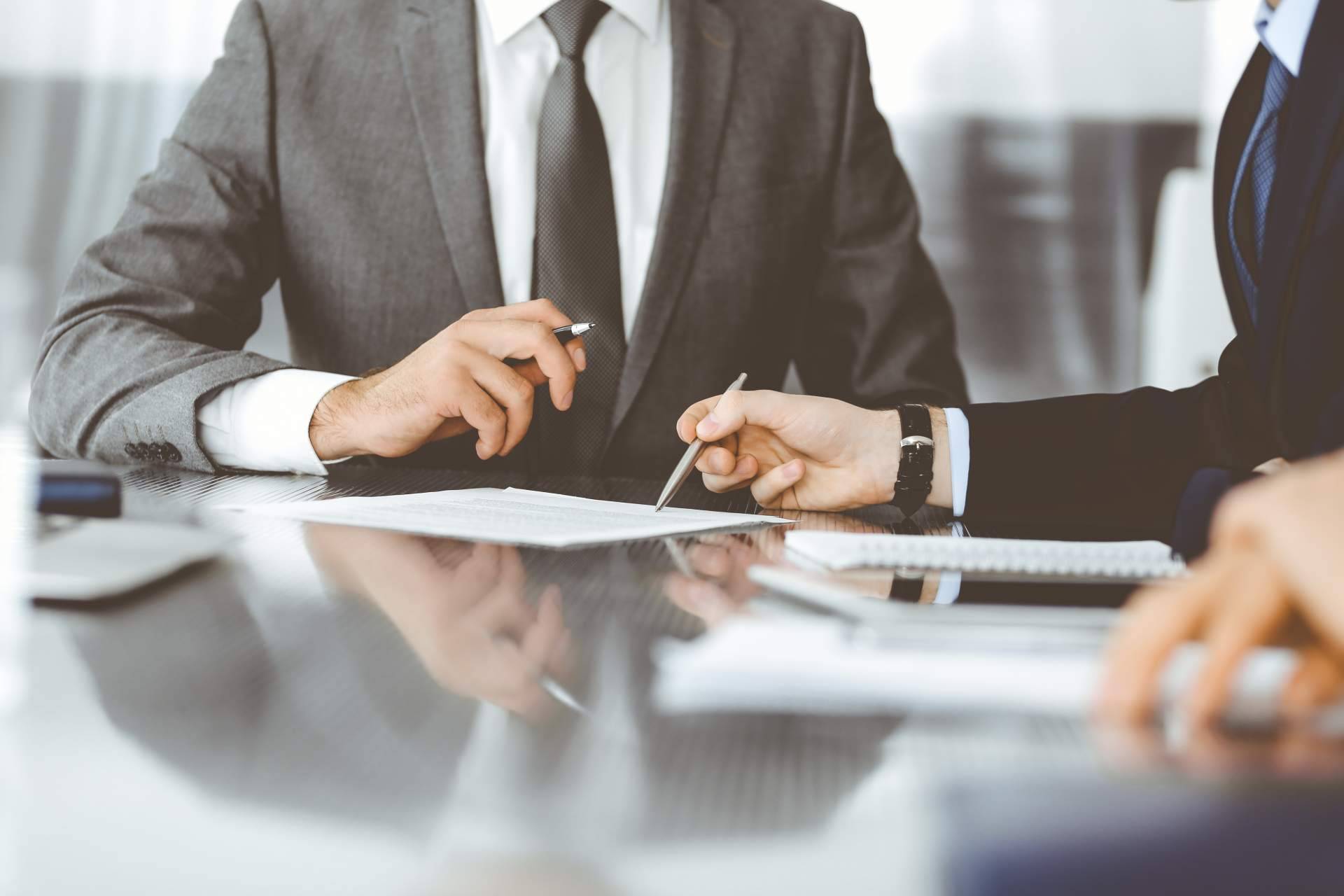 ¿Cuáles son las regulaciones normativas y obligaciones legales que deben cumplir las empresas?