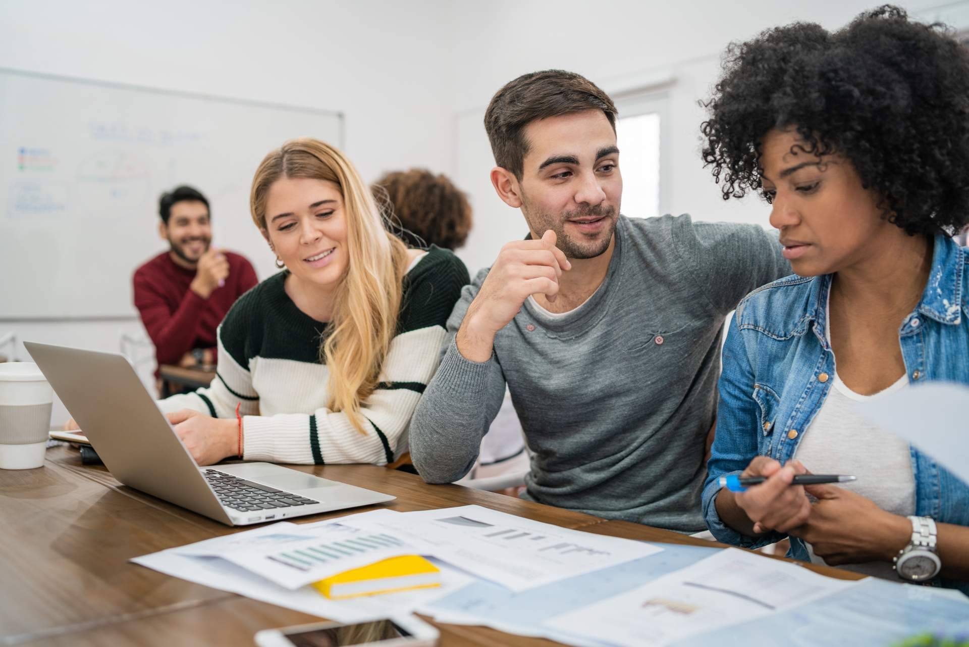 TEKDI lanza un programa gratuito para formar a jóvenes de entre 18 y 24 años en marketing digital