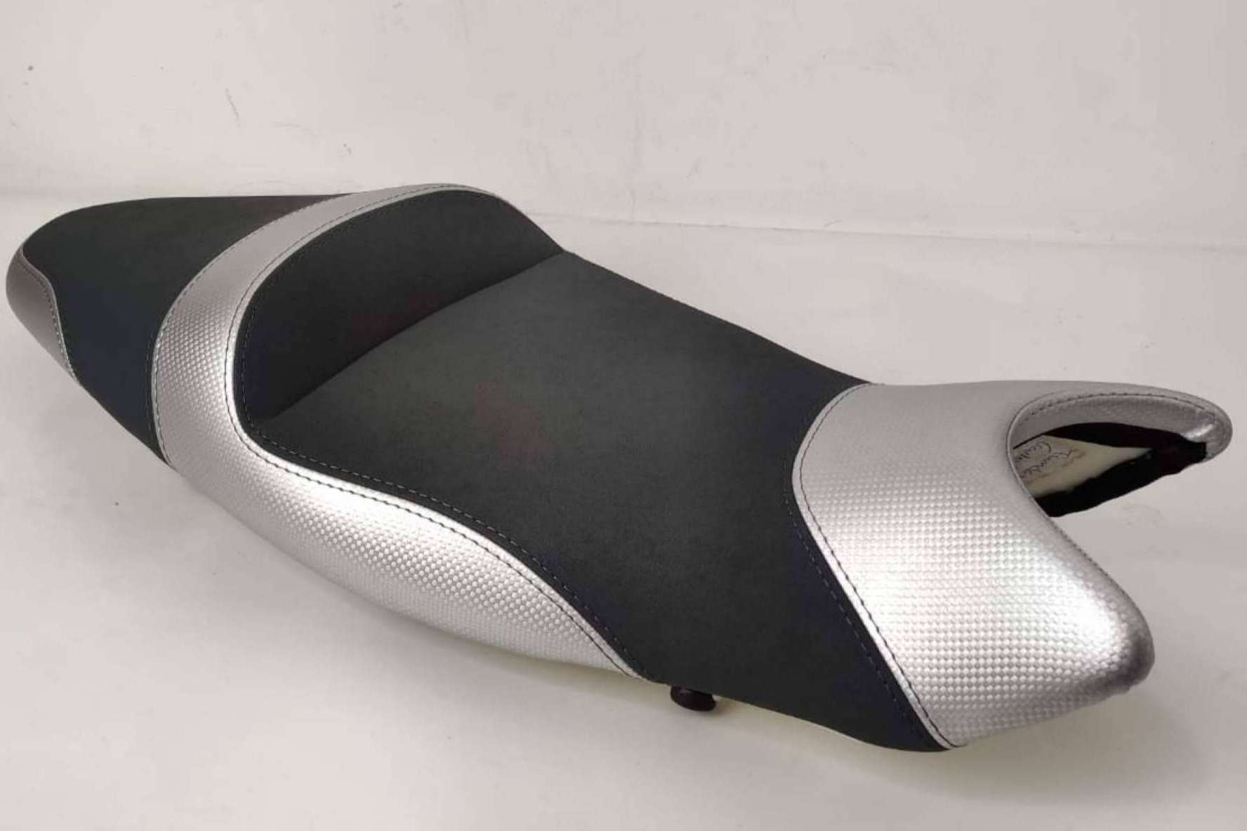 JM-FUNDAS ofrece tapizar asiento de moto