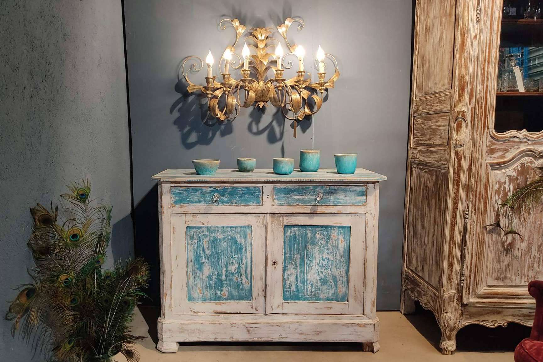 Lamparas Art-Decó y muebles franceses restaurados en la tienda Chaplin