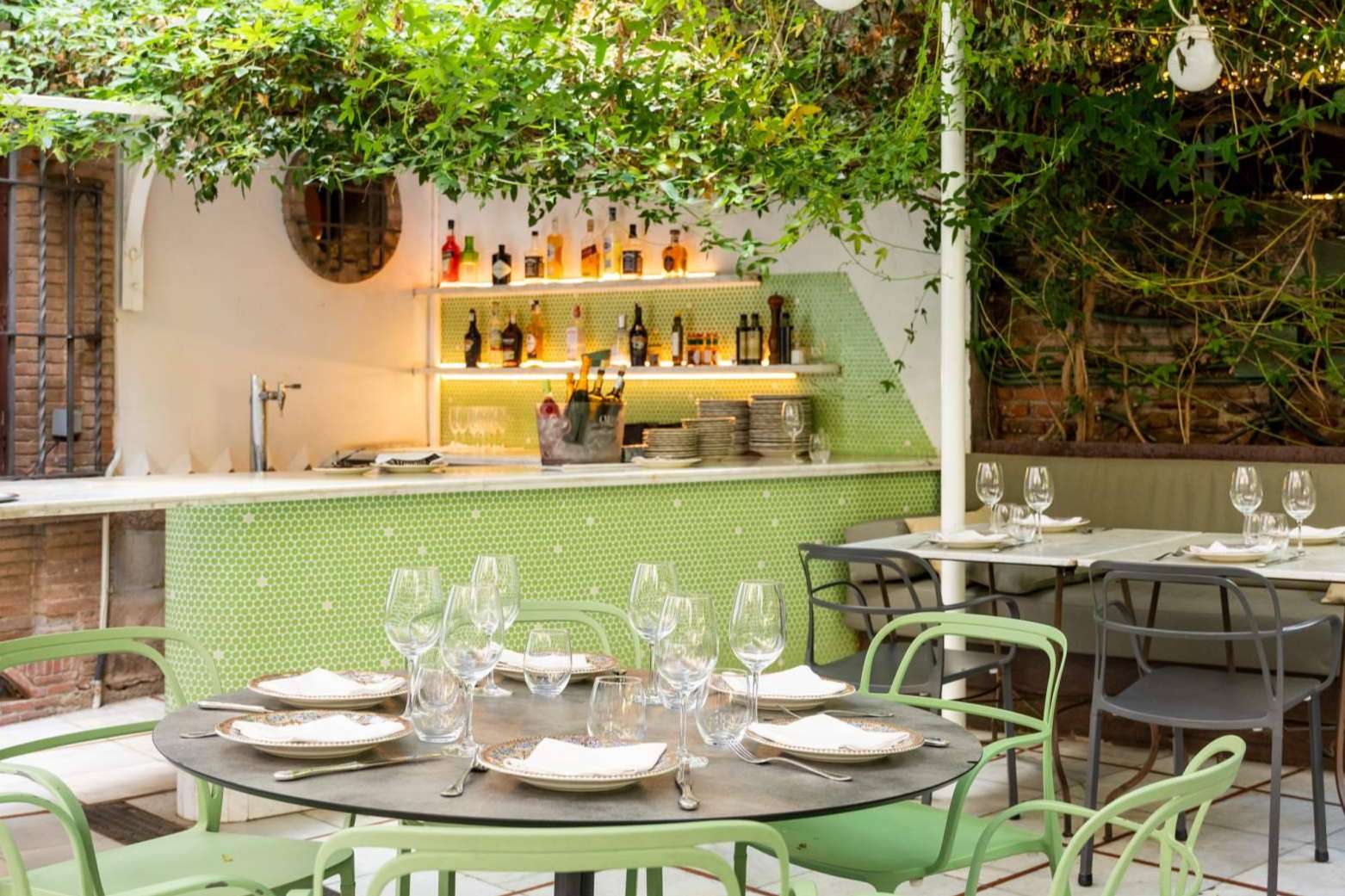 Disfrutar de la gastronomía castellana en jardines y terrazas únicas con Asador de Aranda