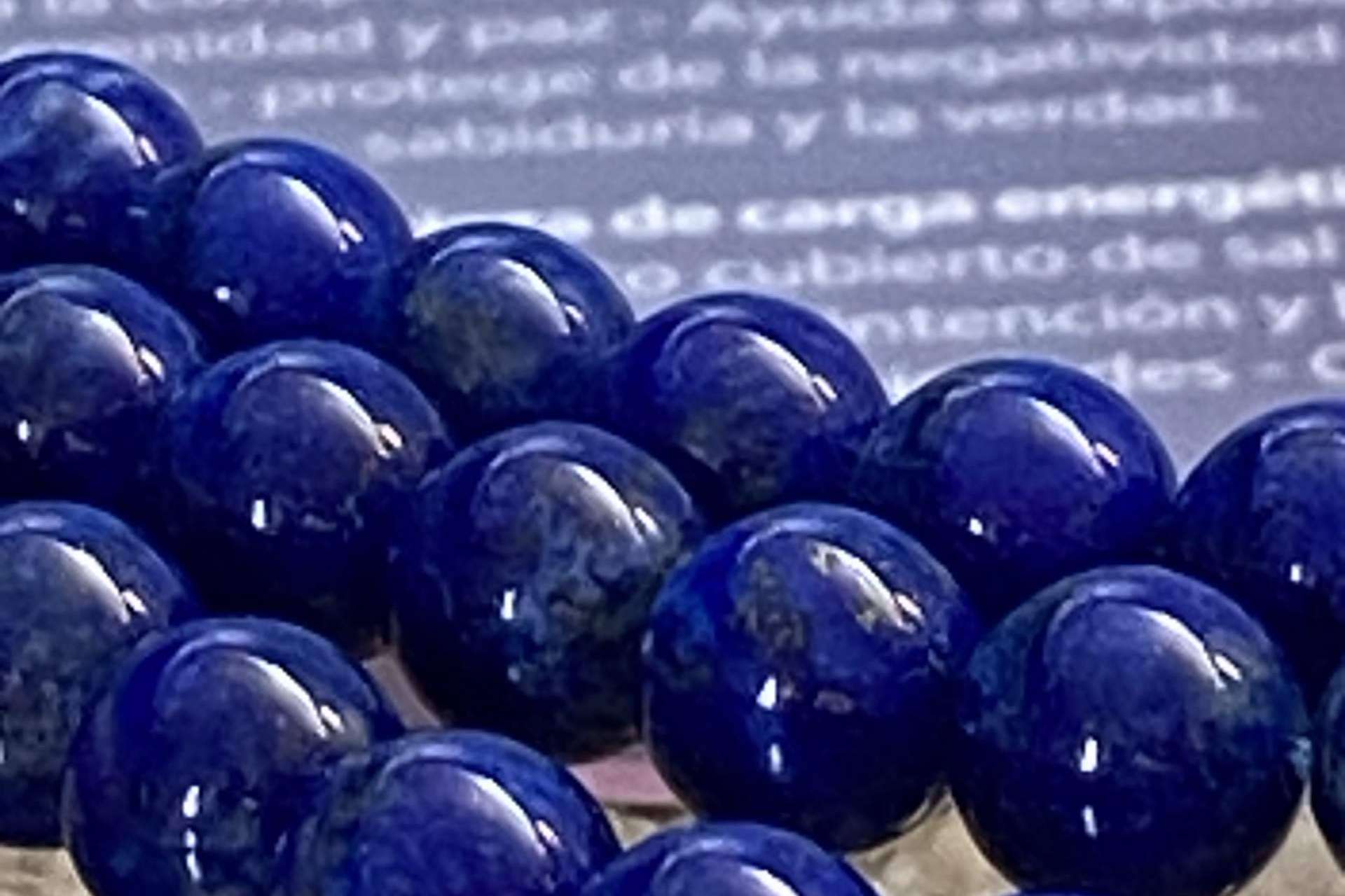 Enernum ofrece enernums elaborados de madera de sándalo y piedras naturales