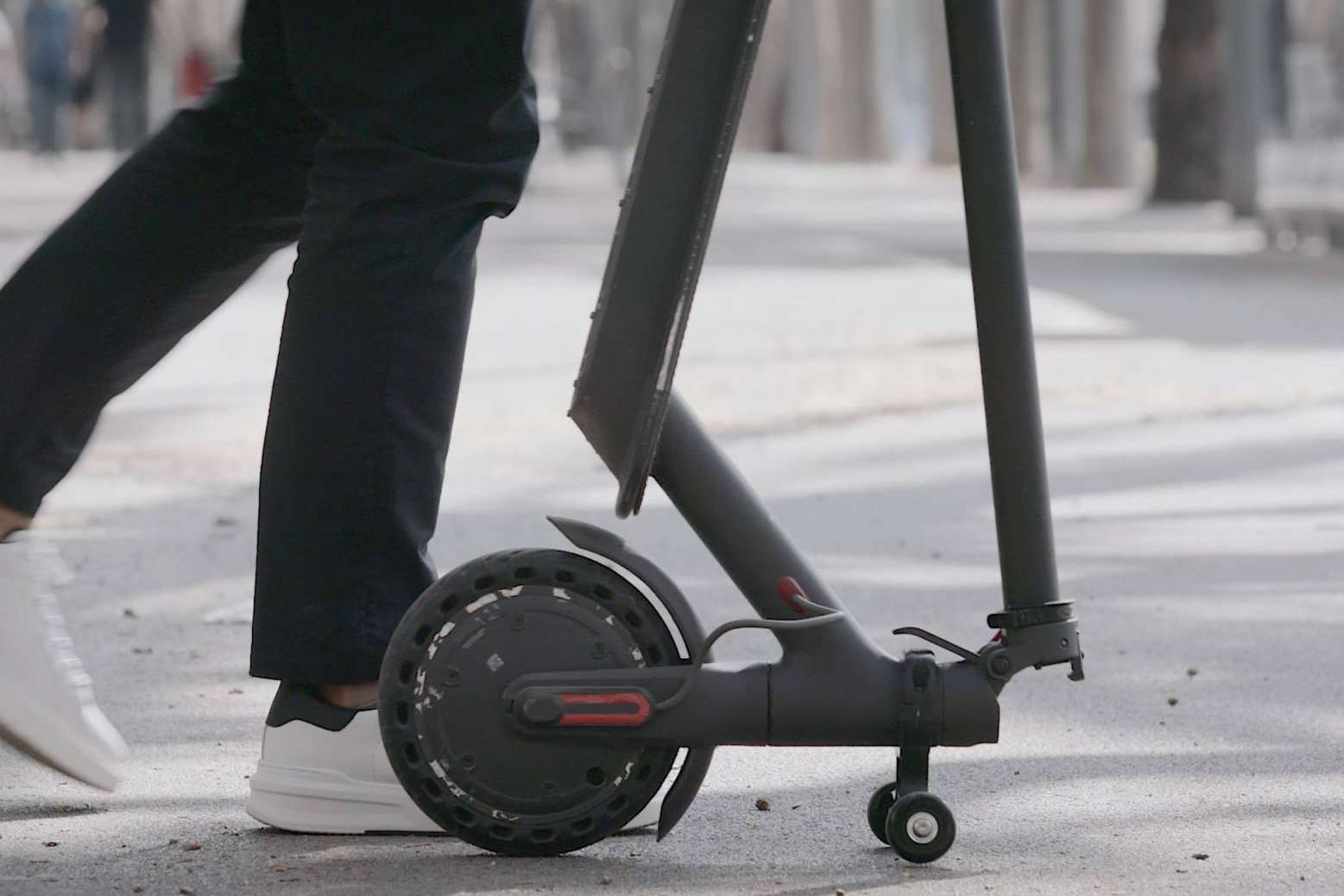Soporte para patinete eléctrico para guardar y mover en vertical este medio de transporte, con Techmotion Electronics