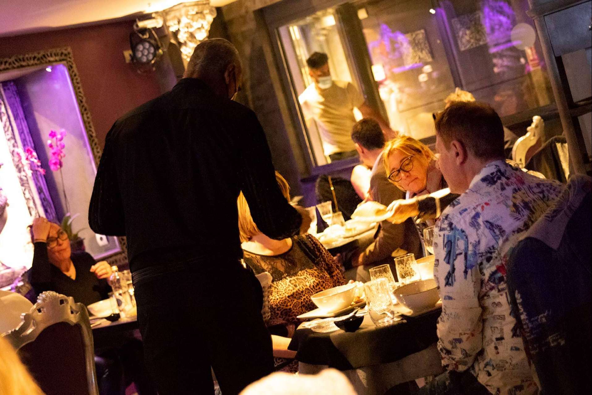 El restaurante ZAK Rendez Vous, en Sitges, destaca por ofrecer una experiencia total en la cena con show musical