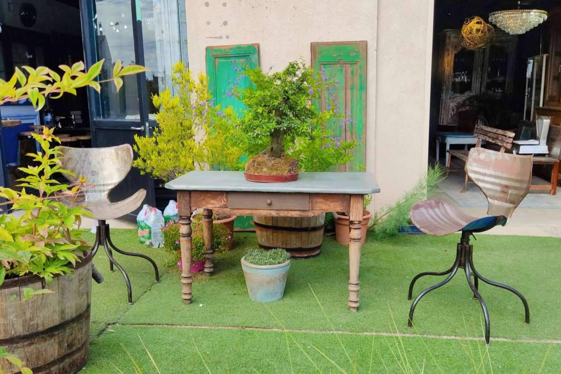 La tienda Chaplin ofrece muebles franceses e iluminación de estilo Art-Decó