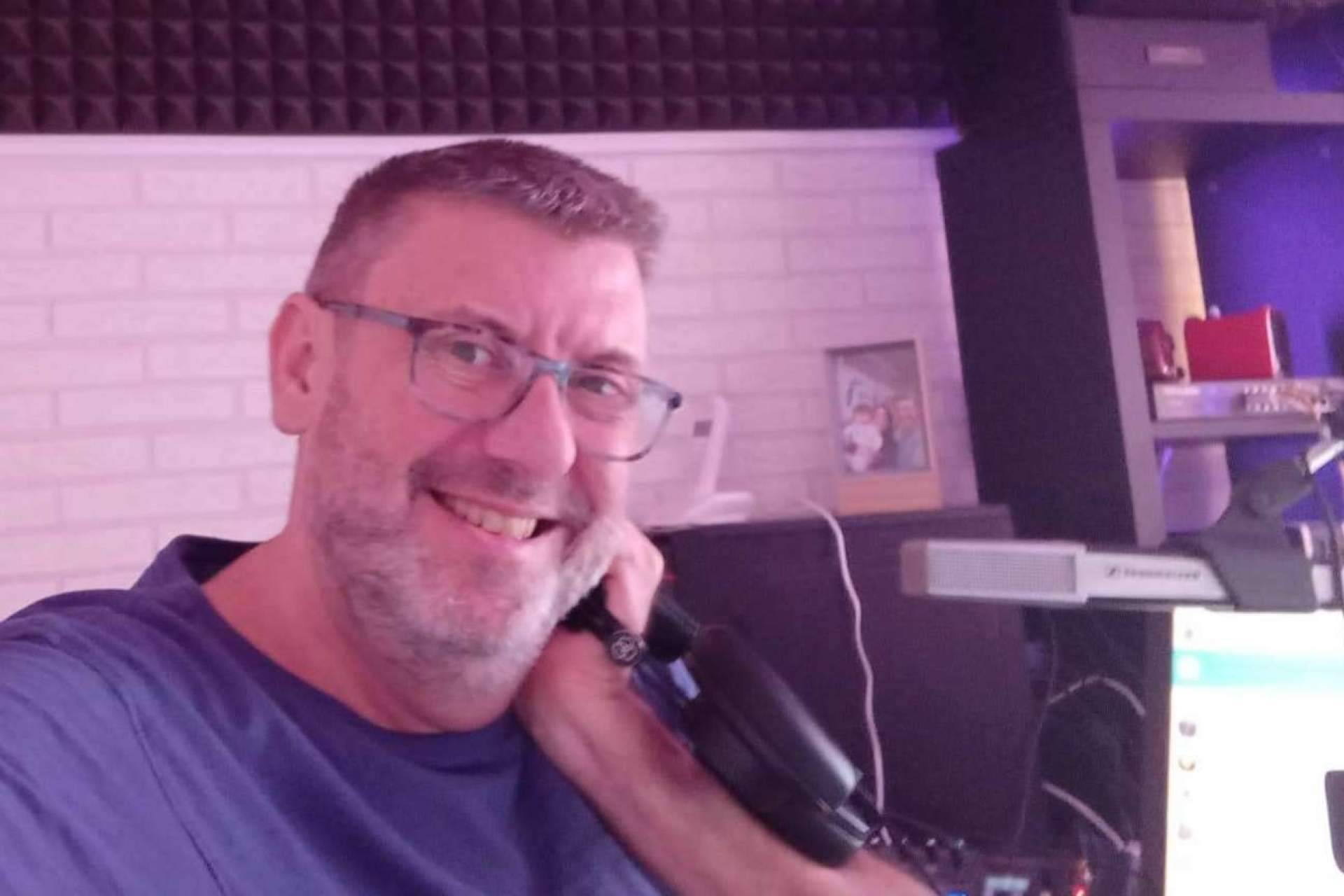 La contratación de un programa de radio a un precio justo, Café con Radio