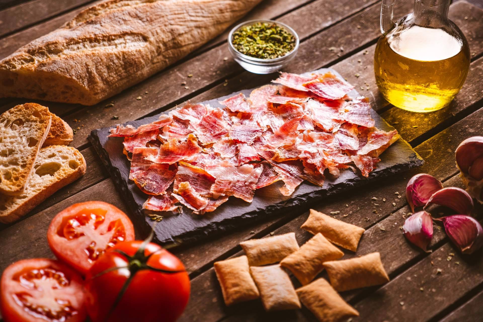 Cría de animales al aire libre con alimentos naturales para obtener un buen jamón de Extremadura, de la mano de Bendita Extremadura