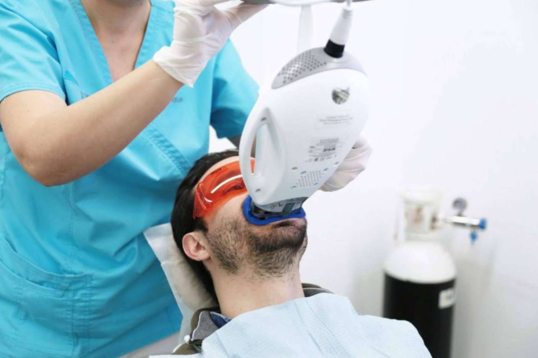 El blanqueamiento dental con luz LED que garantiza una sonrisa hasta 8 tonos más blanca en solo 45 minutos