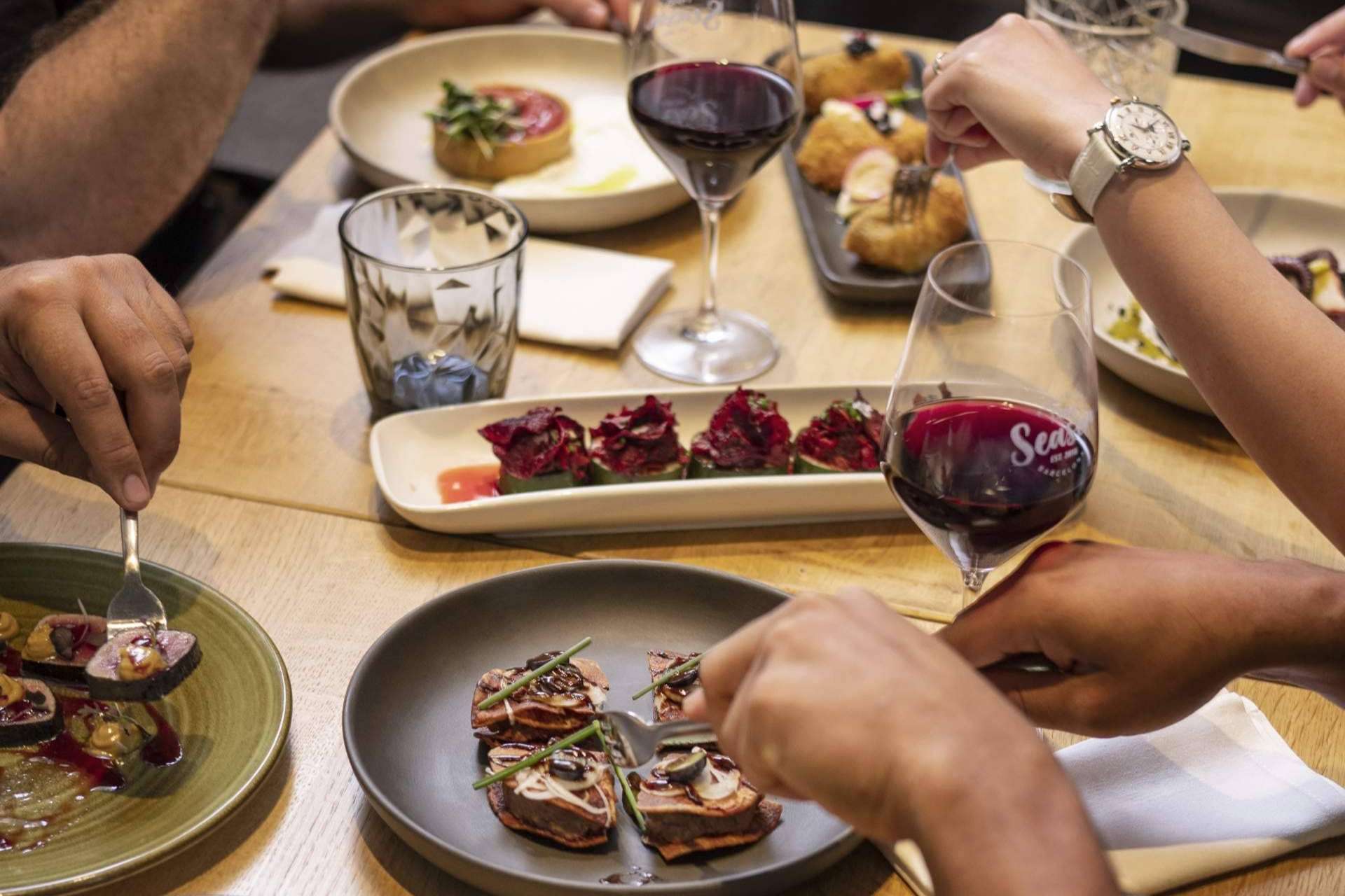La razón por la que las tapas son ideales para compartir entre amigos